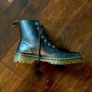 Dr Martens Size 7 color Black